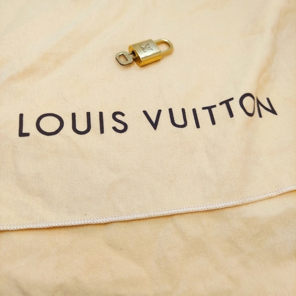 Louis Vuitton Key and Dust Bag Bundle (Exclusive to Shoppers who buy a Bag) - Picture 1 of 3